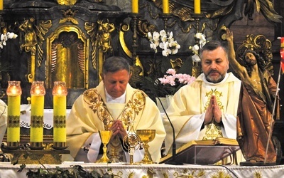 Abp Mieczysław Mokrzycki wraz z proboszczem lubnowskiej parafii ks. Radosławem Stalą sprawują Eucharystię przy relikwiach świętego papieża.