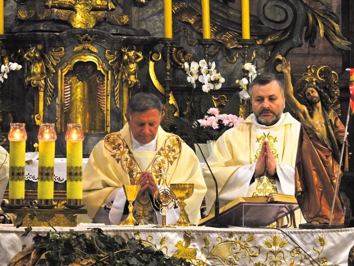 Abp Mieczysław Mokrzycki wraz z proboszczem lubnowskiej parafii ks. Radosławem Stalą sprawują Eucharystię przy relikwiach świętego papieża.