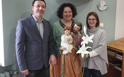 	Opiekunowie z ul. Grzybowej – Marek Koch, Agnieszka Pilarczyk i Ewelina Kowalska  – ze swoim patronem.