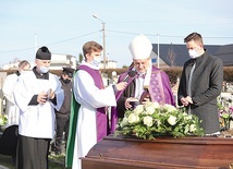 Ostatnie pożegnanie na czanieckim cmentarzu.