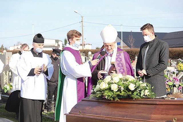 Ostatnie pożegnanie na czanieckim cmentarzu.