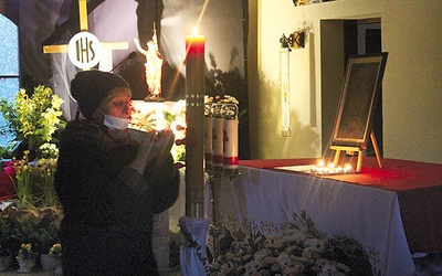 Odpalone od paschału świeczki trafiają przed wizerunek Jezusa z Manoppello.