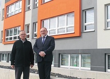Budynek utrzymany jest w nowoczesnym stylu. Na zdjęciu: ks. Jarosław Święcicki (z lewej) oraz dyrektor Tomasz Birut.