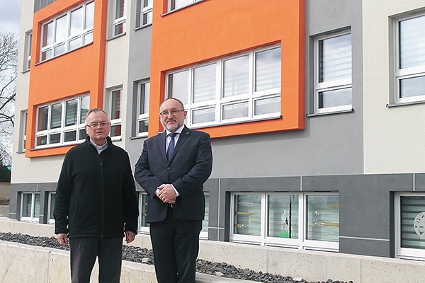 Budynek utrzymany jest w nowoczesnym stylu. Na zdjęciu: ks. Jarosław Święcicki (z lewej) oraz dyrektor Tomasz Birut.