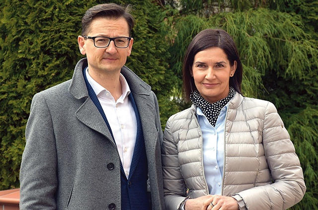 	Lidia Witkowska i Waldemar Fijołek zachęcają  do zapoznania się z ofertą.