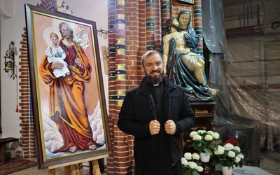 Ks. Krzysztof Rodziński przy obrazie św. Józefa, towarzyszącym spotkaniom.