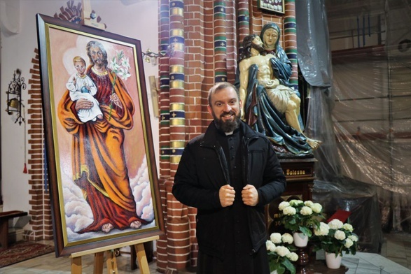 Ks. Krzysztof Rodziński przy obrazie św. Józefa, towarzyszącym spotkaniom.