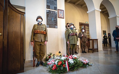 Wartę honorową pod tablicą wystawili członkowie Stowarzyszenia Tradycji 26. Skierniewickiej Dywizji Piechoty oraz Muzealnej Grupy Historycznej im. II bat. 18 Pułku Piechoty z Sochaczewa.