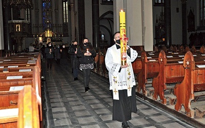 Blask świec, pieśni pełne nadziei i rozważania pomagają lepiej przeżywać tajemnicę zmartwychwstania Chrystusa.