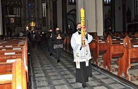 Blask świec, pieśni pełne nadziei i rozważania pomagają lepiej przeżywać tajemnicę zmartwychwstania Chrystusa.