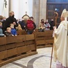 	Metropolita katowicki pozdrawia rodziny uczestniczące we Mszy Świętej.