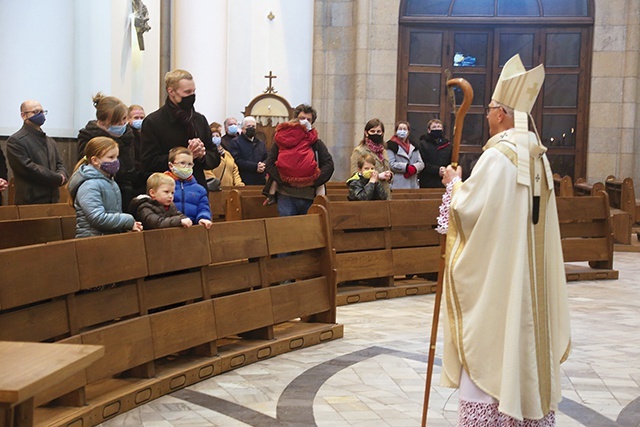 	Metropolita katowicki pozdrawia rodziny uczestniczące we Mszy Świętej.