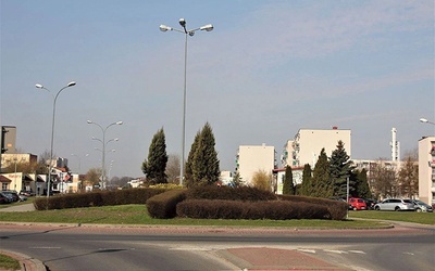 Nadaniem imienia rondu chcą upamiętnić wieloletniego proboszcza parafii na osiedlu Serbinów.