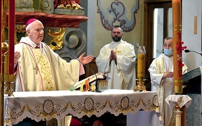 Biskup Ignacy podczas celebry w kościele pw. św. Józefa.