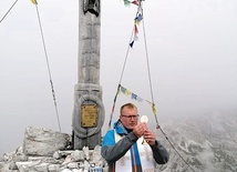 Chociażby plecak miał ważyć więcej, ks. Wojciech Iwanicki na każdą górską wyprawę zabiera ze sobą zestaw potrzebny do odprawienia Eucharystii.