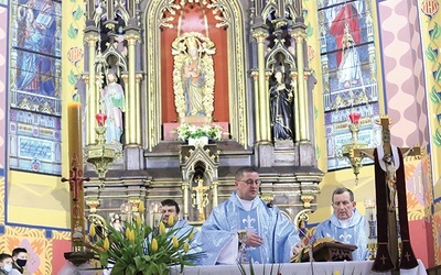 5 kwietnia. Msza św. w Przeczycy. Figura znajduje się w głównym ołtarzu.