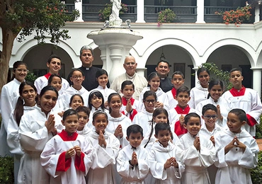 Biskup Mario Moronta z ministrantami z parafii Nuestra Señora del Carmen w San Cristóbal