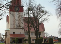 Kościół parafialny pw.  św. Józefa Oblubieńca NMP został wybudowany przez ewangelików w 1913 r. Po II wojnie światowej przebudowano go i przystosowano do „katolickości”. Obecnie proboszczem jest ks. Cezary Chwilczyński.