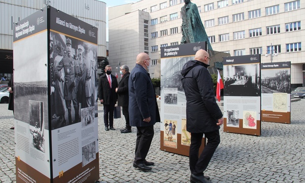 Katowice. Kwiaty pod pomnikiem Wojciecha Korfantego. Prezentacja wystawy "Powstania Śląskie 1919-1921"