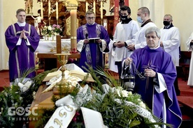 Liturgii przewodniczył ks. Adam Łuźniak, wikariusz generalny archidiecezji wrocławskiej.