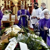 Liturgii przewodniczył ks. Adam Łuźniak, wikariusz generalny archidiecezji wrocławskiej.