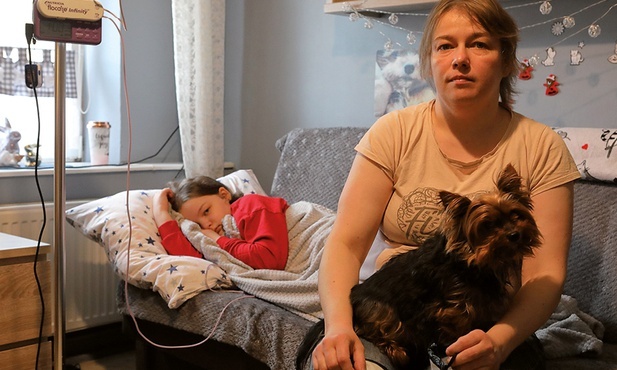 Chorująca od urodzenia Kaja wymaga opieki non stop, a jej mama i starsza siostra Julka (na zdjęciu poniżej) są nieustannie na posterunku.