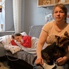 Chorująca od urodzenia Kaja wymaga opieki non stop, a jej mama i starsza siostra Julka (na zdjęciu poniżej) są nieustannie na posterunku.
