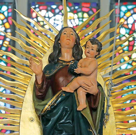 Po renowacji figura Matki Bożej została umieszczona nad ołtarzem.