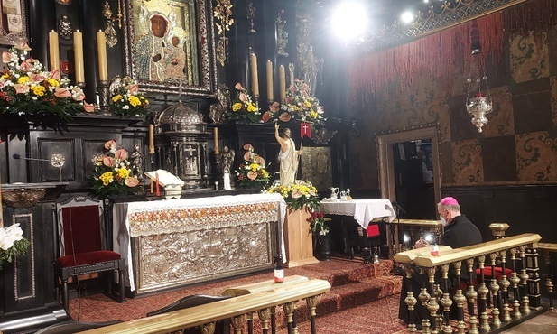 Bp Marek Solarczyk w kaplicy Cudownego Obrazu zawierzył maturzystów Matce Bożej.