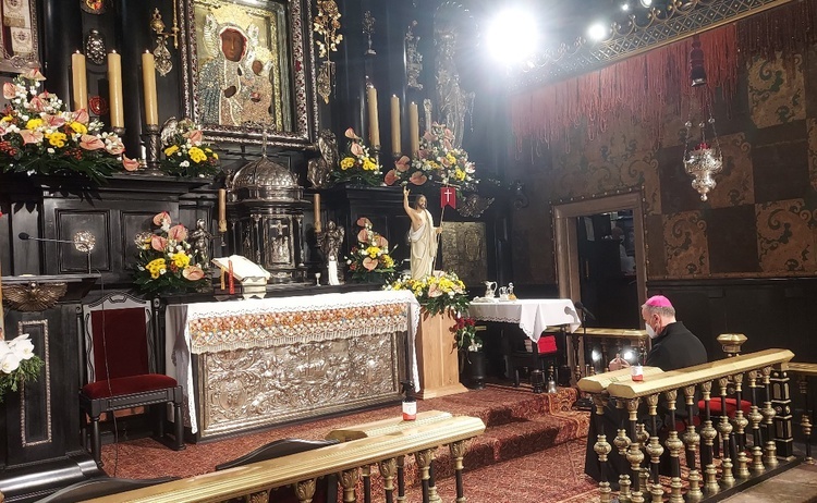 Bp Marek Solarczyk w kaplicy Cudownego Obrazu zawierzył maturzystów Matce Bożej.