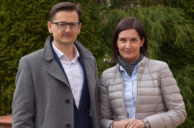 Lidia Witkowska i Waldemar Fijołek zachęcają do zapoznania się z ofertą.