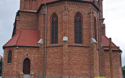 Kościół zbudowano z cegły ceramicznej w 1869 roku.