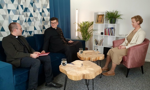 Od prawej: Katarzyna Nowicka, ks. Łukasz Grelewicz i ks. Adam Jeszka.