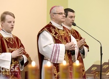 Biskup w czasie Mszy św. w seminaryjnej kaplicy.