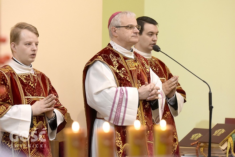 Biskup w czasie Mszy św. w seminaryjnej kaplicy.