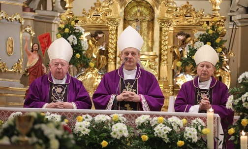 Pogrzebowej Eucharystii przewodniczył bp Roman Pindel, a przy oltarzu stanęli również: bp Kazimierz Górny i bp Jan Zając.