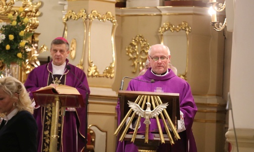 W pogrzebowej liturgii pożegnali śp. ks. prał. Sopickiego parafianie i obecny proboszcz parafii ks. kan. Andrzej Mojżeszko.