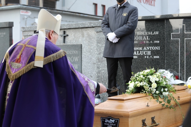 Trumnę złożono w grobowcu kapłanów na cmentarzu w Białej.