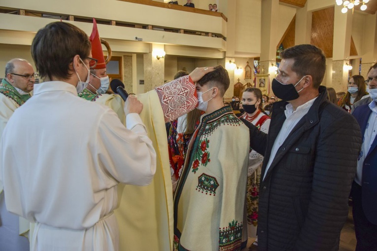 Młodzi ubrali stroje regionalne na bierzmowanie.