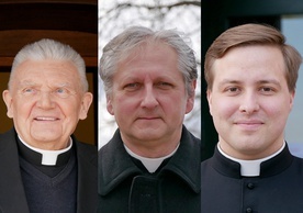 Od lewej: ks. prał. Stanisław Gackowski, ks. kan. Krzysztof Nowak, ks. Damian Trzebiatowski.