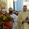 W imieniu prezbiterium radomskiego imieninowe życzenia złożył ordynariuszowi ks. Dariusz Konieczny (z prawej).