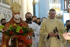 W imieniu prezbiterium radomskiego imieninowe życzenia złożył ordynariuszowi ks. Dariusz Konieczny (z prawej).