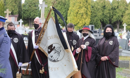 Ze sztandarem uczestniczyła w pożegnaniu kapłana rodaka delegacja Bractwa św. Jana Kantego.