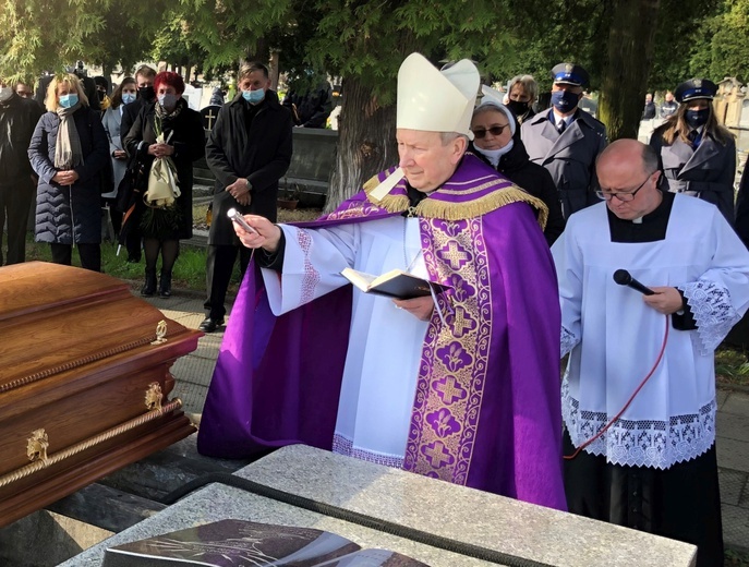Ceremoniom na cmentarzu przewodniczył bp Jan Zając.