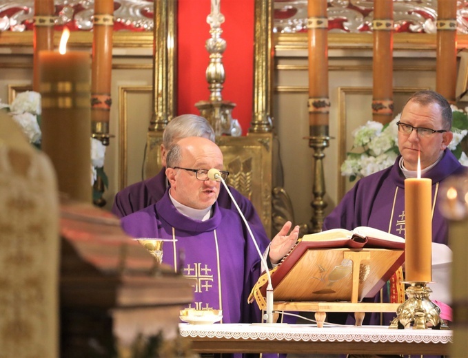 Przy trumnie wraz z bp. Janem Zającem modlili się m.in. proboszcz kęckiej parafii ks. Zbigniew Jurasz i jego poprzednik ks. kan. Franciszek Knapik, ks. Jacek Moskal, ks. Tomasz Stec.