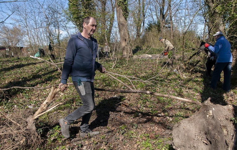 Porządki na cmentarzu w Kowańczu
