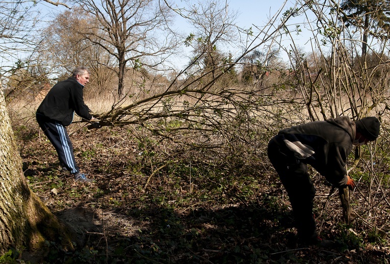 Porządki na cmentarzu w Kowańczu