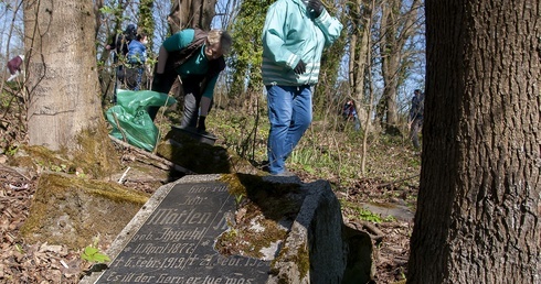 Ocalić od zapomnienia. Kowańcz sprząta ewangelicką nekropolię 