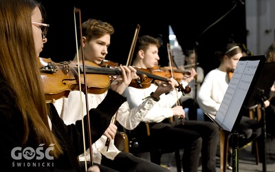 Na scenie nie zabrakło młodych skrzypków i innych instrumentalistów.