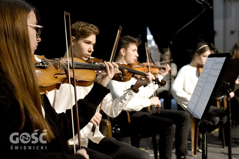 Na scenie nie zabrakło młodych skrzypków i innych instrumentalistów.